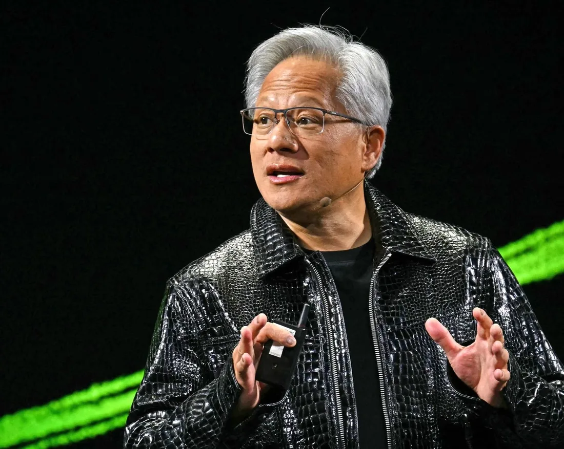 Jensen Huang, CEO Nvidia, berbicara di atas panggung